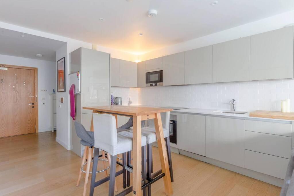 Superb 1 Bedroom Apartment 3Mins From Tube Station Лондон Экстерьер фото