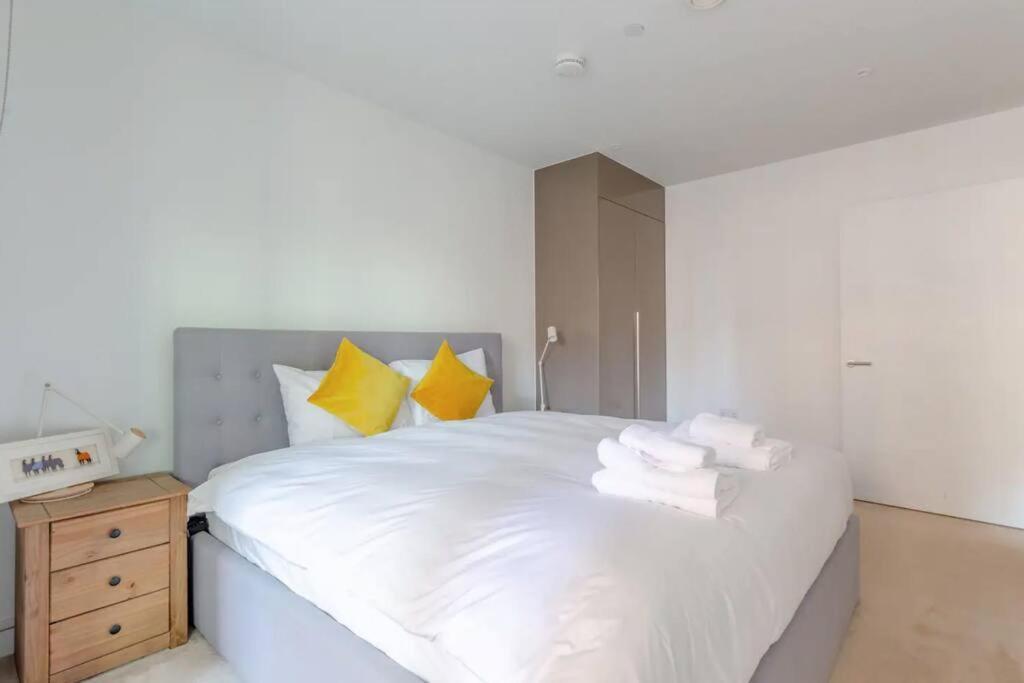 Superb 1 Bedroom Apartment 3Mins From Tube Station Лондон Экстерьер фото