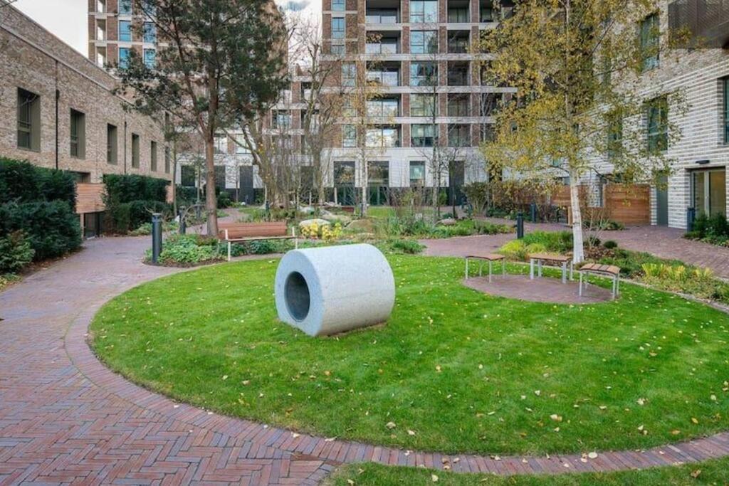 Superb 1 Bedroom Apartment 3Mins From Tube Station Лондон Экстерьер фото