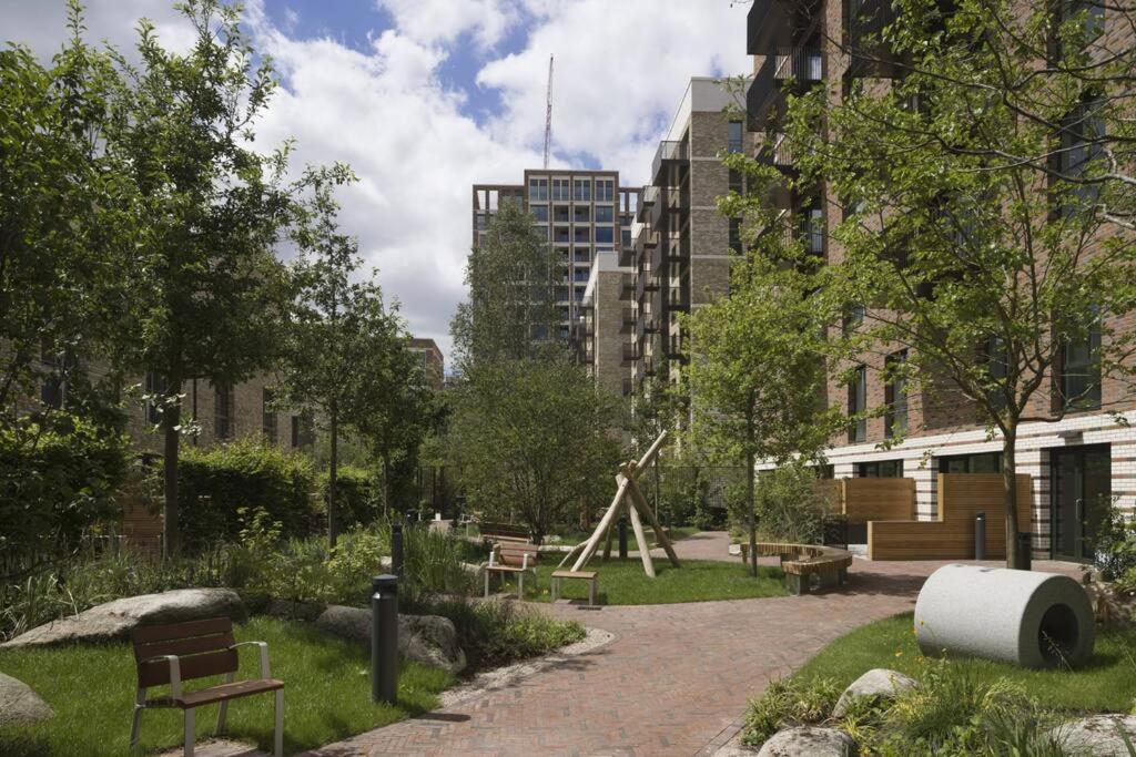 Superb 1 Bedroom Apartment 3Mins From Tube Station Лондон Экстерьер фото