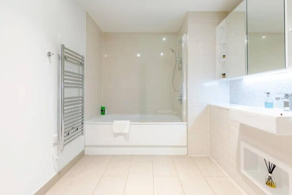 Superb 1 Bedroom Apartment 3Mins From Tube Station Лондон Экстерьер фото